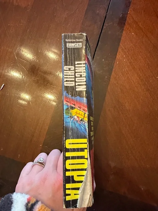 Lincoln Child Utopia Paperback Book - Blue & Red Cover - Picture 3 of 3